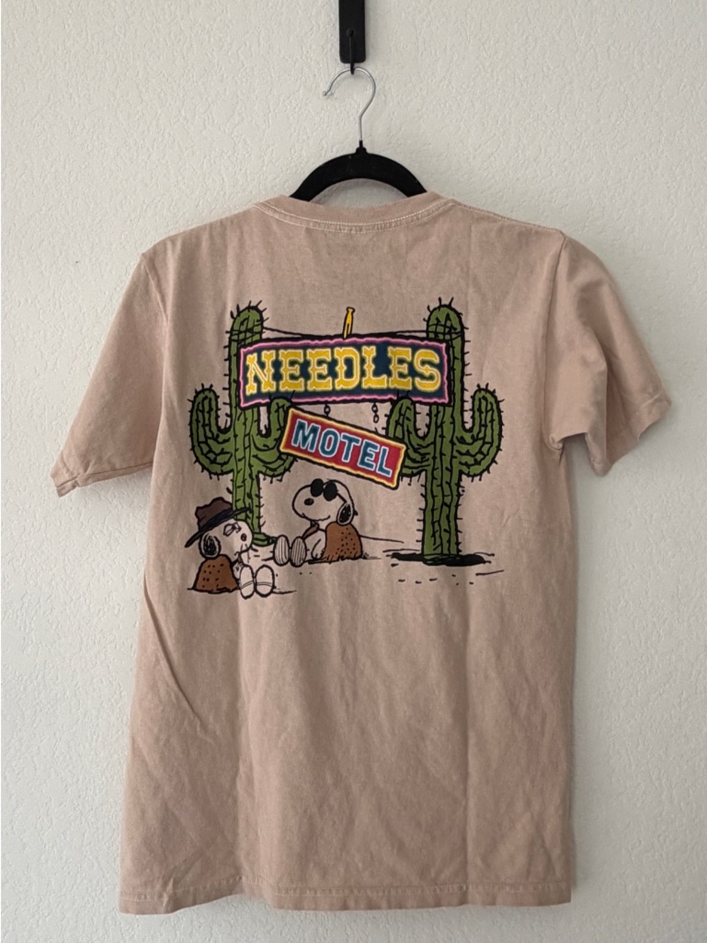 PEANUTS BOXLUNCH SNOOPY DESERT NEEDLES MOTEL GRAPHIC TEE BEIGE SAND SMALL - Picture 4 of 4